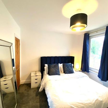 Medway Getaway - 3 Bed Home With Luxury Bathroom ชาแธม ภายนอก รูปภาพ