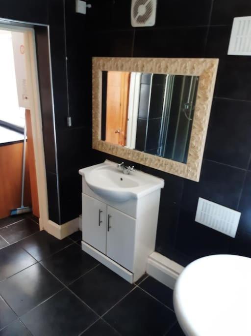 Medway Getaway - 3 Bed Home With Luxury Bathroom ชาแธม ภายนอก รูปภาพ