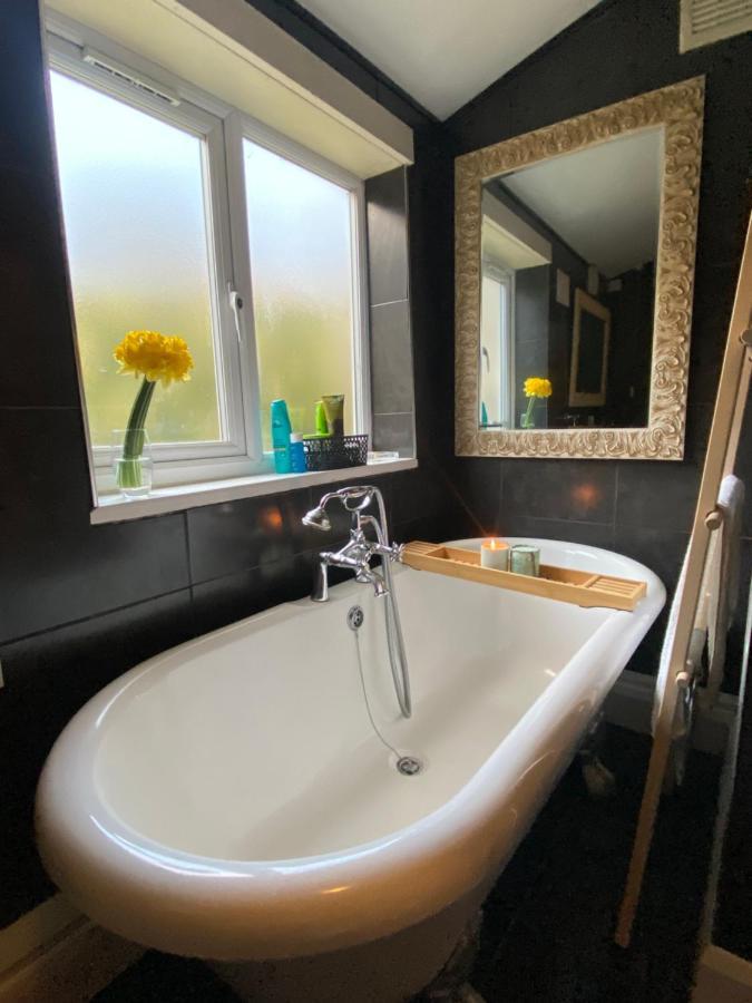 Medway Getaway - 3 Bed Home With Luxury Bathroom ชาแธม ภายนอก รูปภาพ