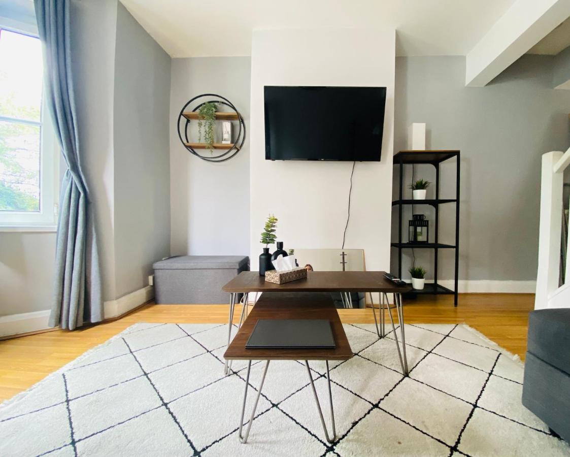 Medway Getaway - 3 Bed Home With Luxury Bathroom ชาแธม ภายนอก รูปภาพ