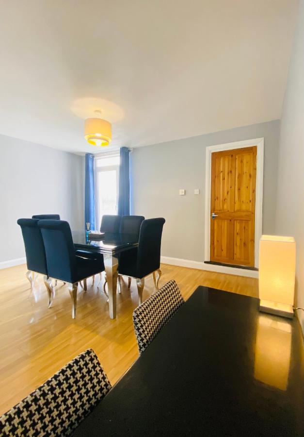 Medway Getaway - 3 Bed Home With Luxury Bathroom ชาแธม ภายนอก รูปภาพ