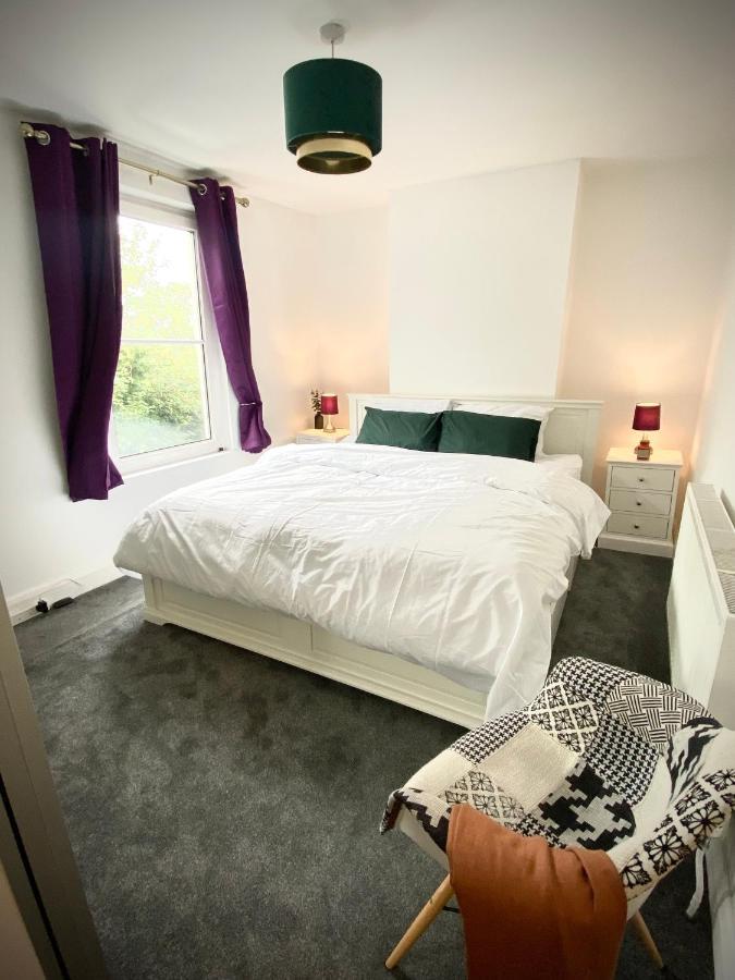 Medway Getaway - 3 Bed Home With Luxury Bathroom ชาแธม ภายนอก รูปภาพ