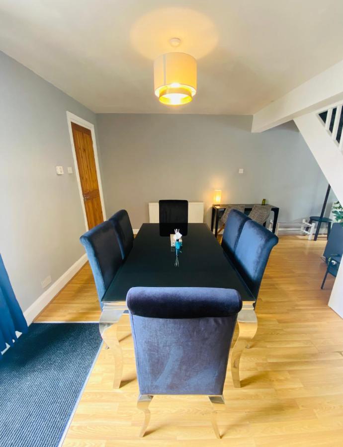 Medway Getaway - 3 Bed Home With Luxury Bathroom ชาแธม ภายนอก รูปภาพ