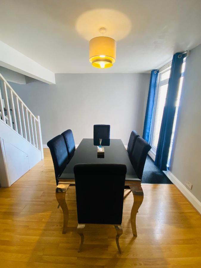 Medway Getaway - 3 Bed Home With Luxury Bathroom ชาแธม ภายนอก รูปภาพ
