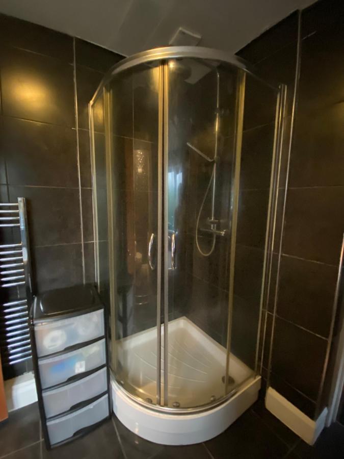 Medway Getaway - 3 Bed Home With Luxury Bathroom ชาแธม ภายนอก รูปภาพ