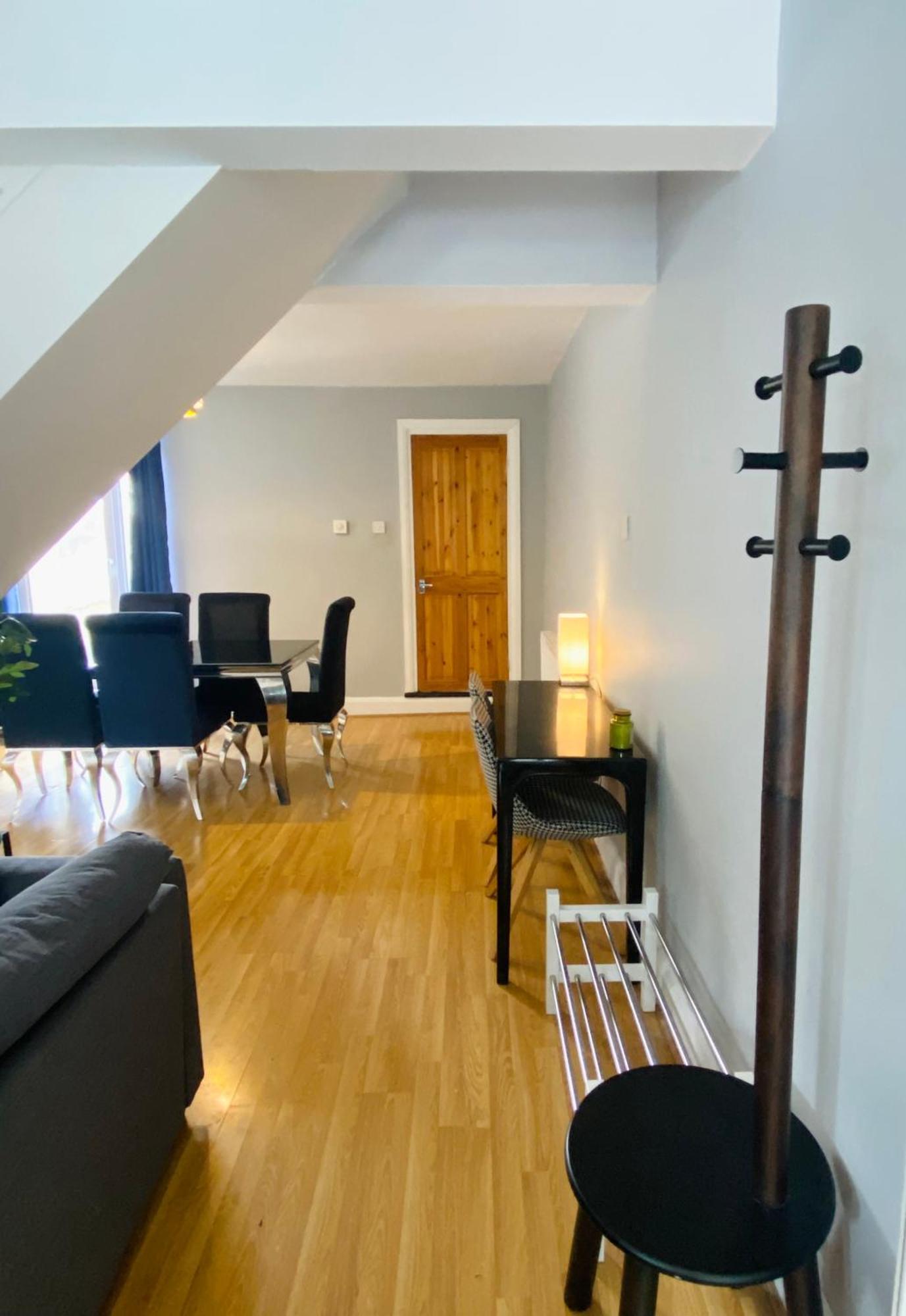 Medway Getaway - 3 Bed Home With Luxury Bathroom ชาแธม ภายนอก รูปภาพ